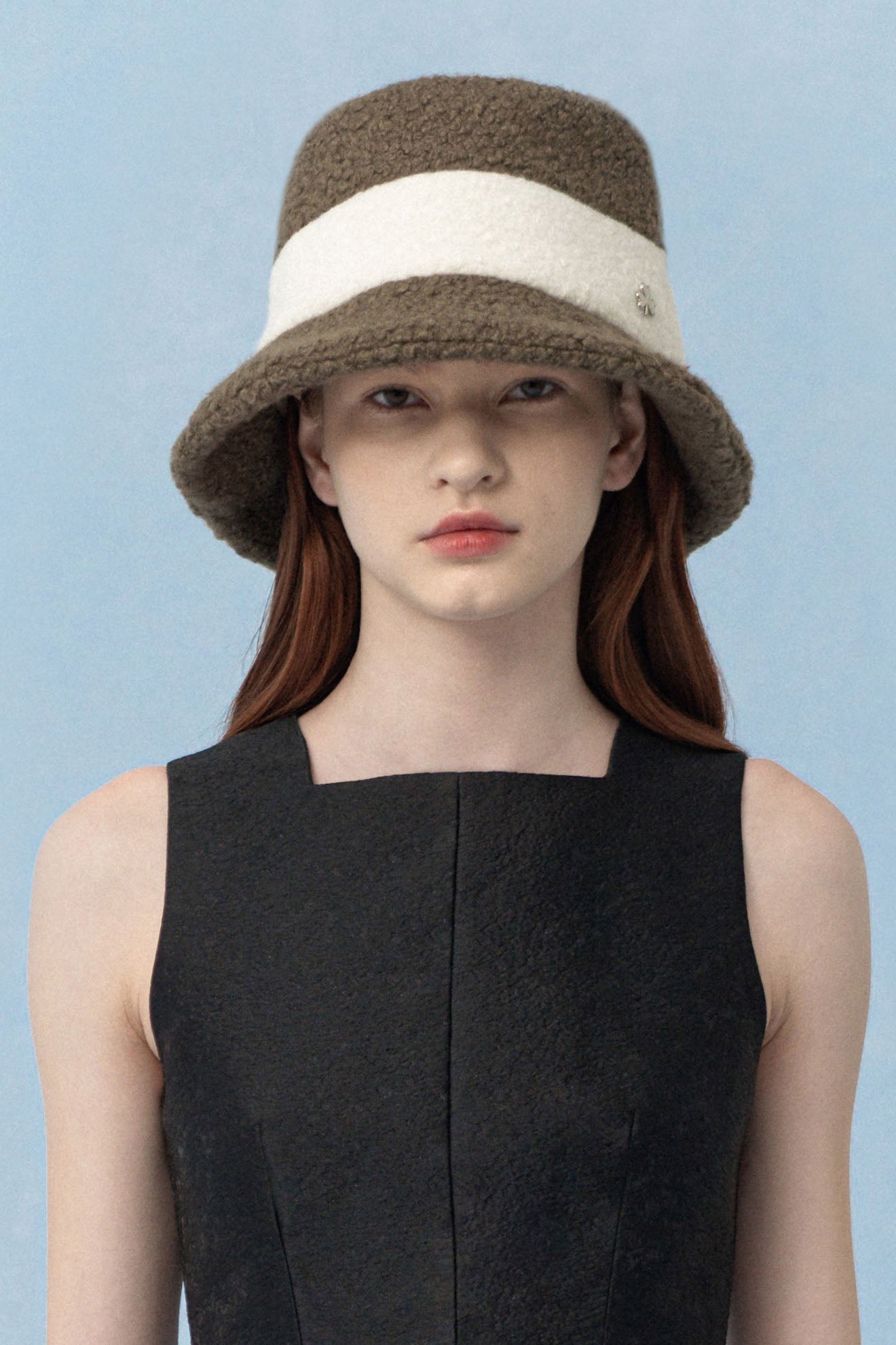 HINDGUT Bucket Hat in Dark Brown/White